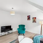 Aarper Boutique I Messe, Airport, Netflix & Forest * Dusseldorf